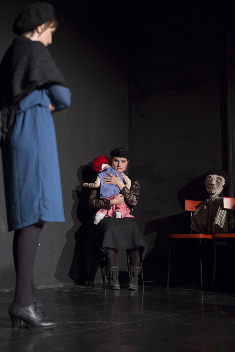 Die Mutter mit einem Kind und die Stieftochter in "6 Personen suchen einen Autor" von Luigi Pirandello